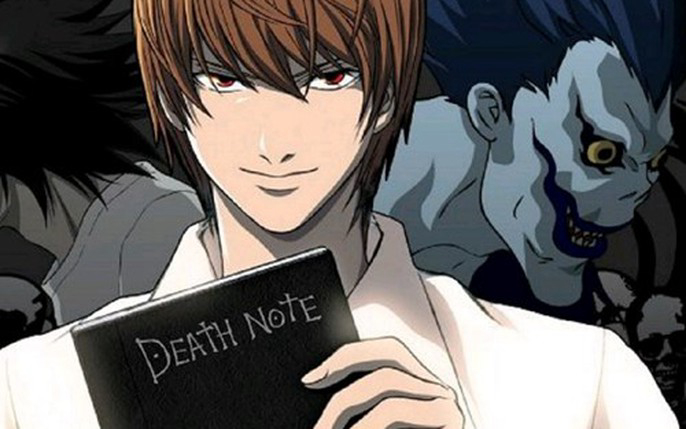 Một thần chết tên Ryuuku cố tình đánh rơi quyển sổ Death Note xuống thế giới loài người với mong muốn rằng hắn sẽ tìm được một thú vui nào đó từ việc này. Một học sinh trung học tên Yagami Light (hay Yagami Raito) là người nhặt được quyển sổ này và vì thế mà có khả năng giết bất cứ người nào chỉ bằng cách cách viết tên người đó vào quyển sổ và tưởng tượng ra khuôn mặt họ khi viết. Cậu quyết định dùng Death Note để tiêu diệt những kẻ tội phạm và những kẻ giết người tàn ác thông qua cuốn sổ. Khi tỉ lệ tôi phạm giảm xuống, mọi người nhanh chóng đặt cho cậu cái tên Kira. Đó cũng chính là lúc ICPO thuê L, thám tử tài giỏi bậc nhất thế giới, để tìm ra chân tướng thật sự của Kira...