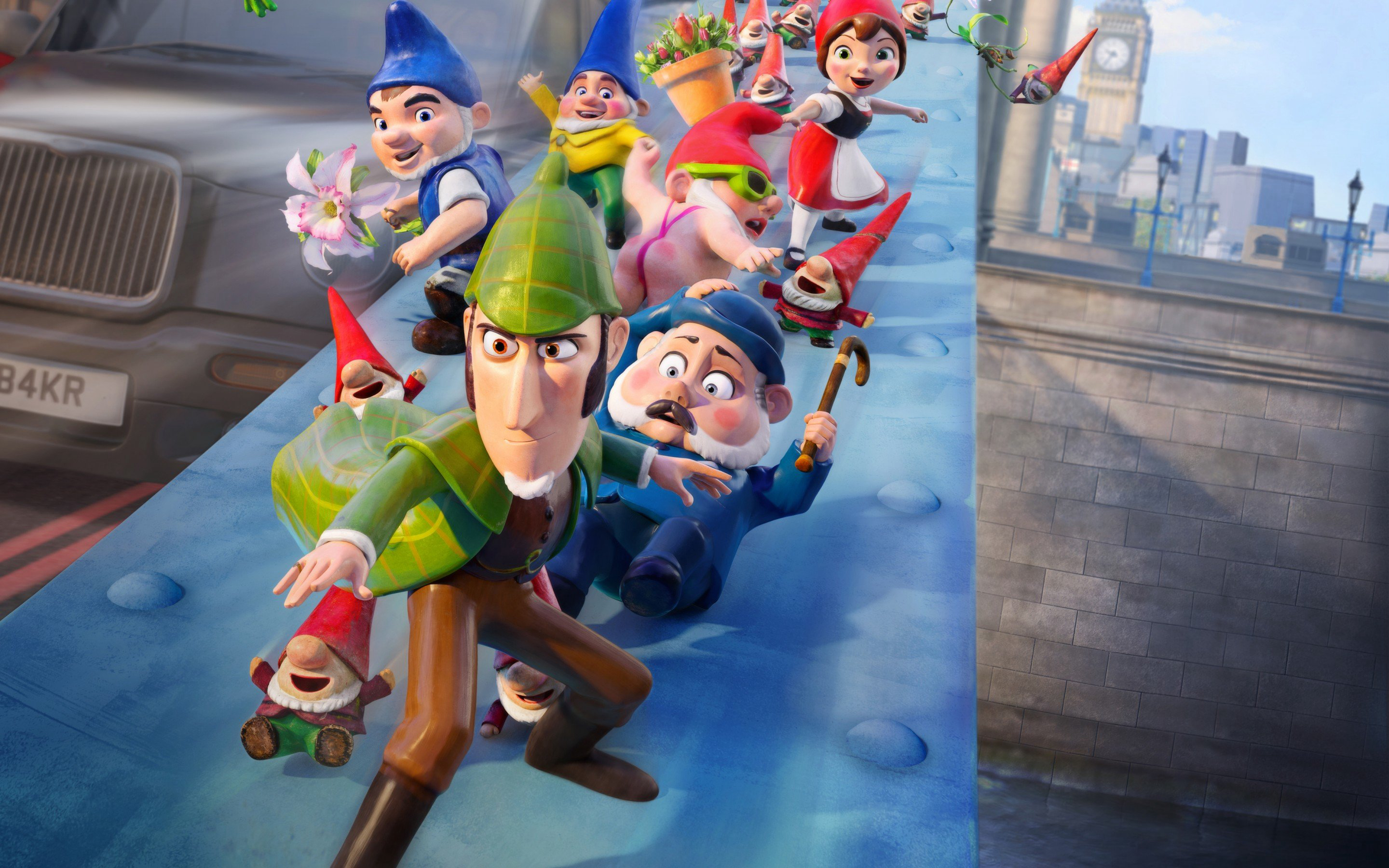 Trở lại từ khu vườn nơi mà Gnomeo và Juliet sinh sống, những chú lùn lần này sẽ có cuộc hành trình mới đầy hứa hẹn tại thành phố London. Khi Gnomeo và Juliet lần đầu đặt chân đến thành phố này cùng bạn bè và gia đình, họ đã nhận ra rằng khu vườn mới của họ đang bước sang mùa xuân. Tuy nhiên, họ nhanh chóng phát hiện ra đã có một kẻ bắt cóc tất cả những thần lùn giữ cửa ở London. Khi đó Gnomeo và Juliet quay trở về nhà để tìm đến sự giúp đỡ của một người duy nhất có khả năng lần ra manh mối và thủ phạm cho vụ án này đó chính là... SHERLOCK GNOMES.