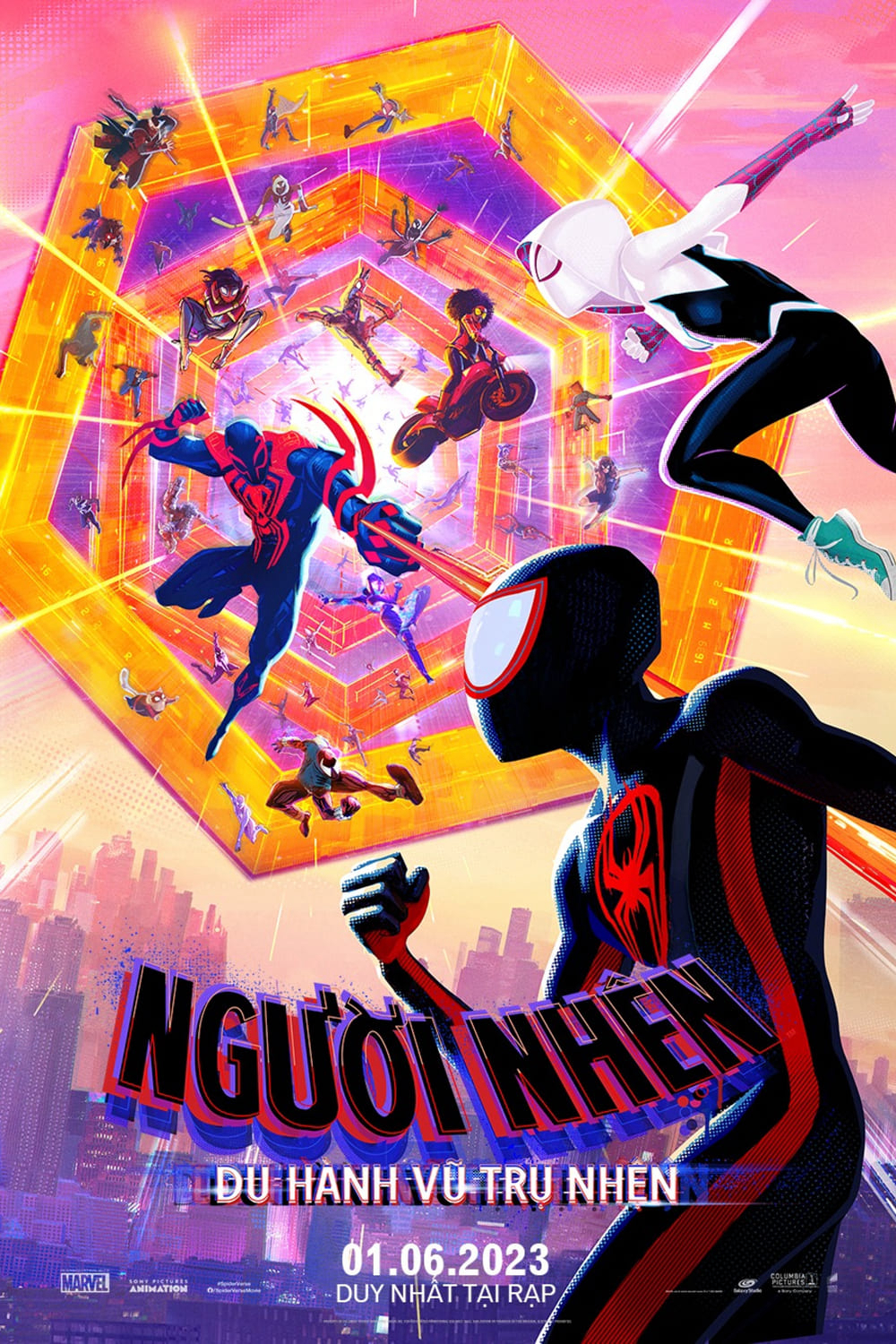 Miles Morales tái xuất trong phần tiếp theo của bom tấn hoạt hình từng đoạt giải Oscar - Spider-Man: Across the Spider-Verse. Sau khi gặp lại Gwen Stacy, chàng Spider-Man thân thiện đến từ Brooklyn phải du hành qua đa vũ trụ và gặp một nhóm Người Nhện chịu trách nhiệm bảo vệ các thế giới song song. Nhưng khi nhóm siêu anh hùng xung đột về cách xử lý một mối đe dọa mới, Miles buộc phải đọ sức với các Người Nhện khác và phải xác định lại ý nghĩa của việc trở thành một người hùng để có thể cứu những người cậu yêu thương nhất.