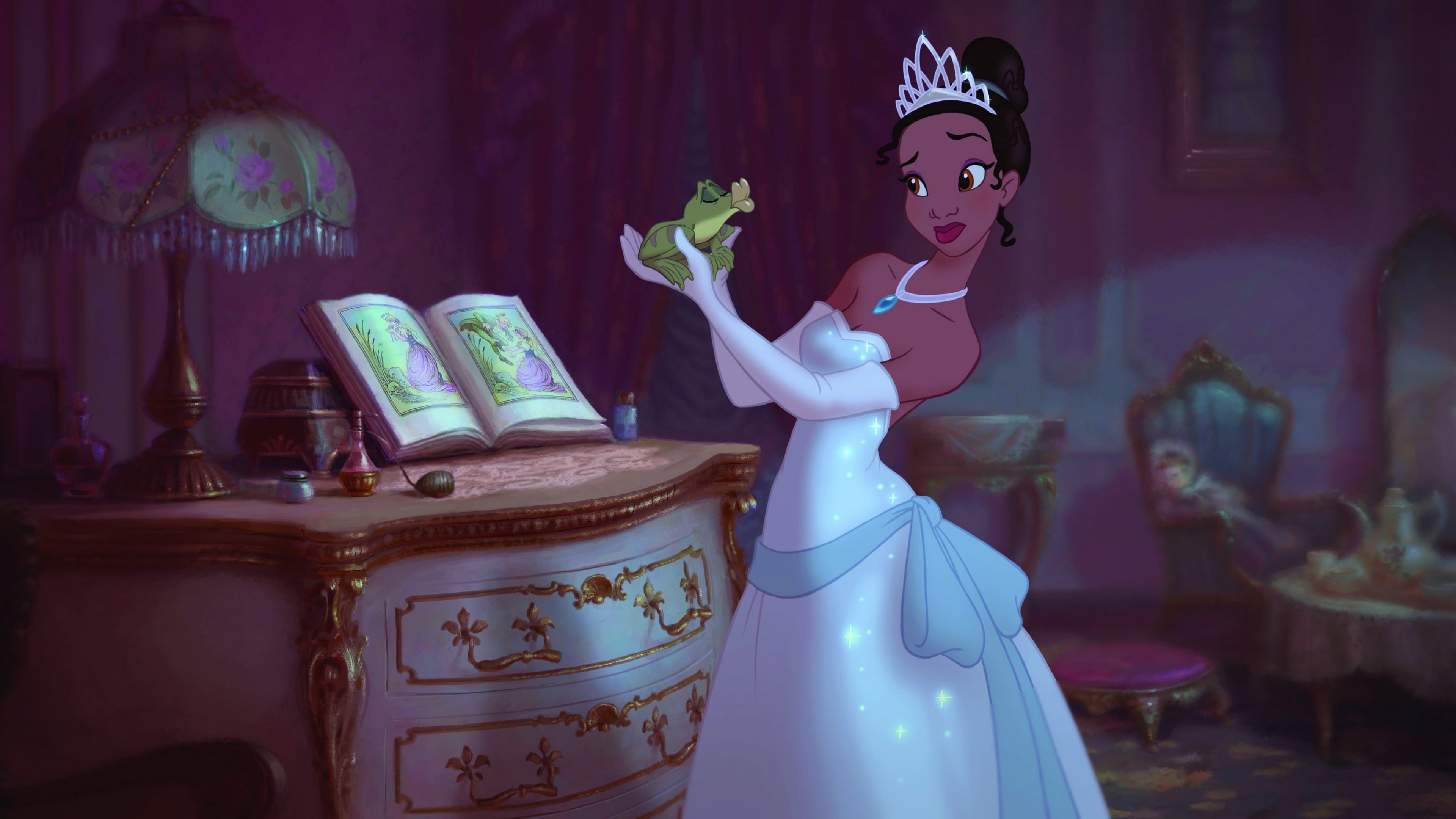 The Princess and the Frog (2009) là một bộ phim hoạt hình âm nhạc của Disney, được dựa trên câu chuyện cổ tích "The Frog Prince." Câu chuyện diễn ra tại New Orleans vào những năm 1920 và xoay quanh Tiana, một cô gái trẻ có ước mơ mở một nhà hàng của riêng mình. Một ngày nọ, Tiana gặp hoàng tử Naveen, người bị biến thành ếch bởi một lời nguyền. Khi Tiana hôn Naveen với hy vọng giúp anh trở lại hình dạng con người, cô bất ngờ bị biến thành ếch. Cả hai phải hợp tác để tìm kiếm một cách để phá vỡ lời nguyền, trong khi đối mặt với nhiều thử thách và gặp gỡ các nhân vật độc đáo, bao gồm một phù thủy voodoo. The Princess and the Frog không chỉ mang đến những bài hát bắt tai và hình ảnh sống động mà còn truyền tải thông điệp về tình yêu, ước mơ và sự kiên trì trong việc theo đuổi những điều mà mình mong muốn. Phim đánh dấu sự trở lại của phong cách hoạt hình 2D truyền thống của Disney và được khen ngợi vì sự đa dạng trong các nhân vật và bối cảnh văn hóa.